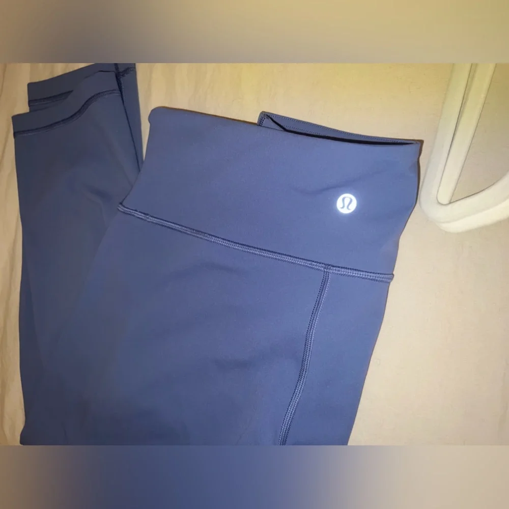 Lululemon mid/low-rise crop legging - size 8 - Picture 4 of 5